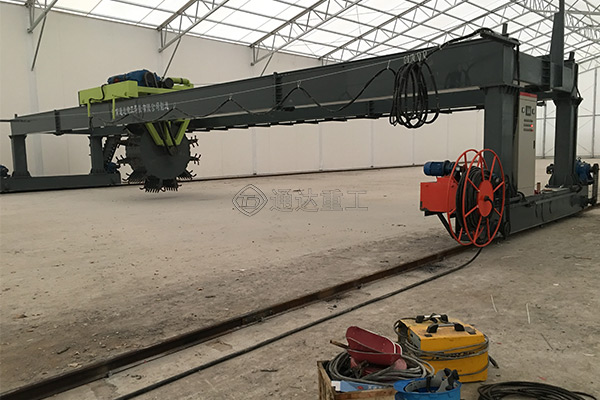 葉輪翻堆機跨度18米，輪盤可行走適合大型有機肥加工廠使用